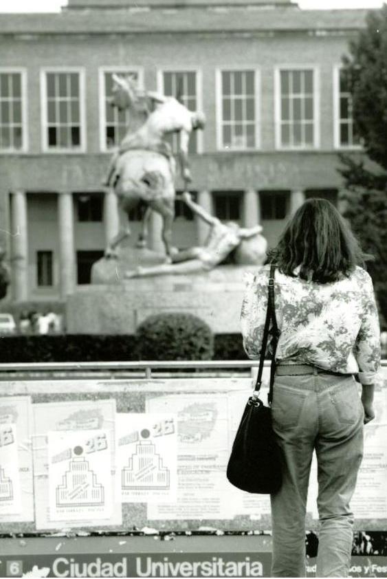 Fotografía de una estudiante universitaria en la plaza de Ramón y Cajal. AGUCM